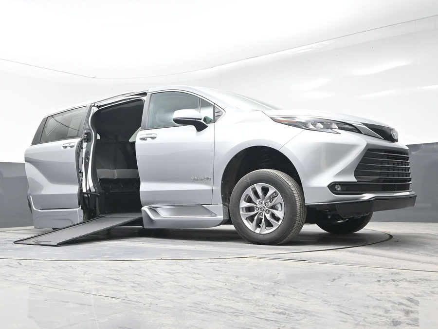 New 2025 Toyota Sienna Hybrid XLE Plus - BraunAbility Side Entry Entry In Floor Automatic Ramp