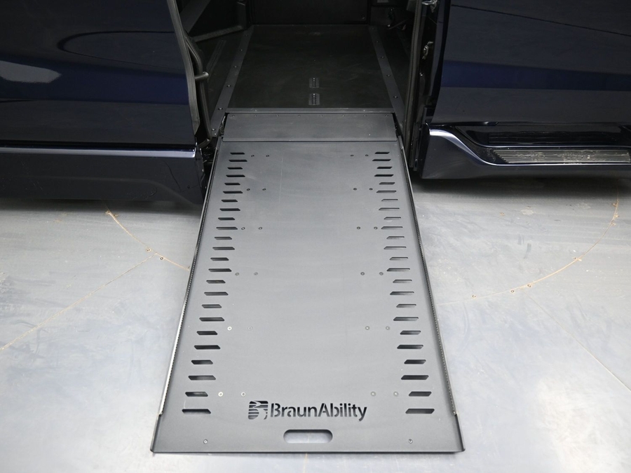 Blue Toyota Sienna image number 10