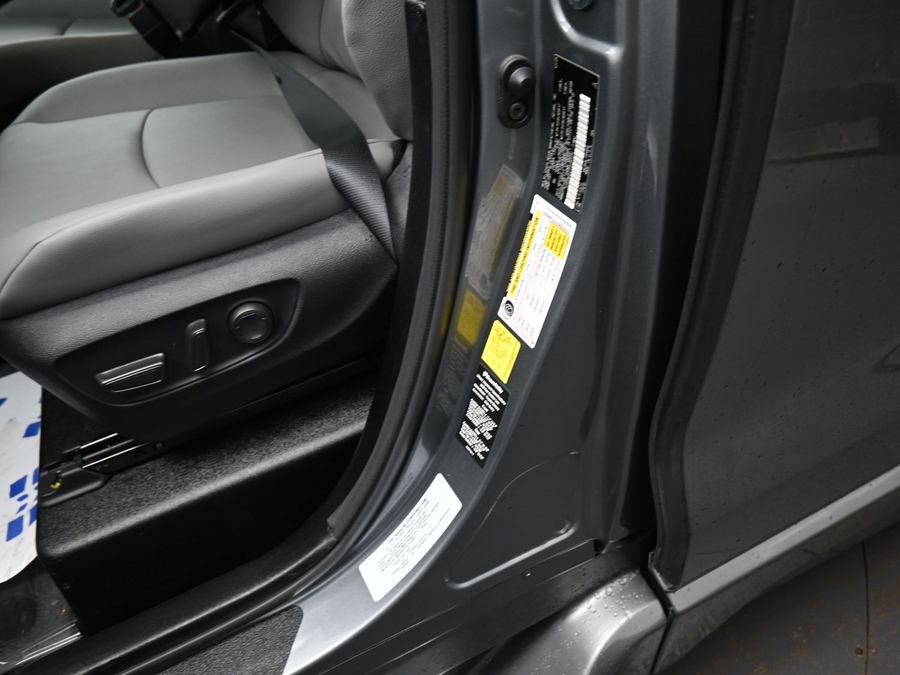 Grey Toyota Sienna image number 13