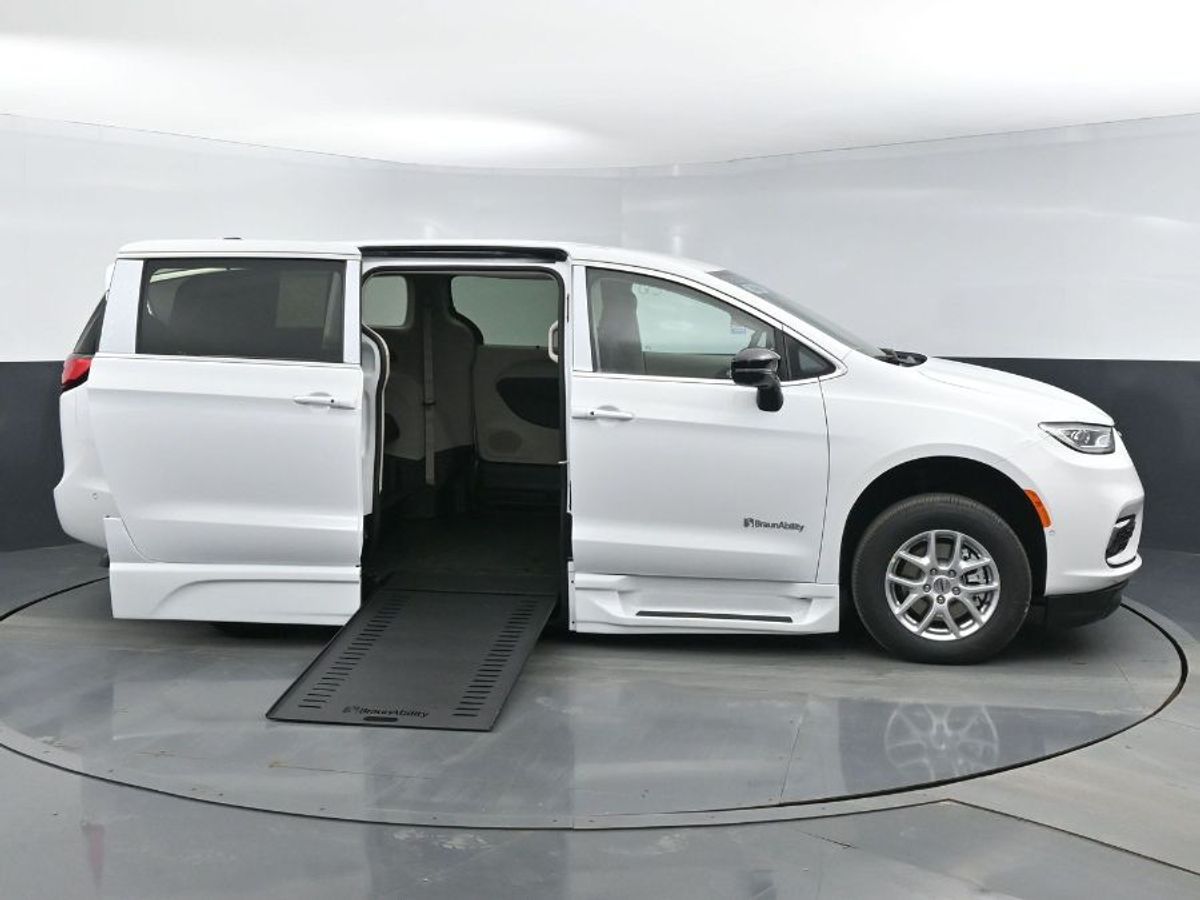 White Chrysler Pacifica image number 4