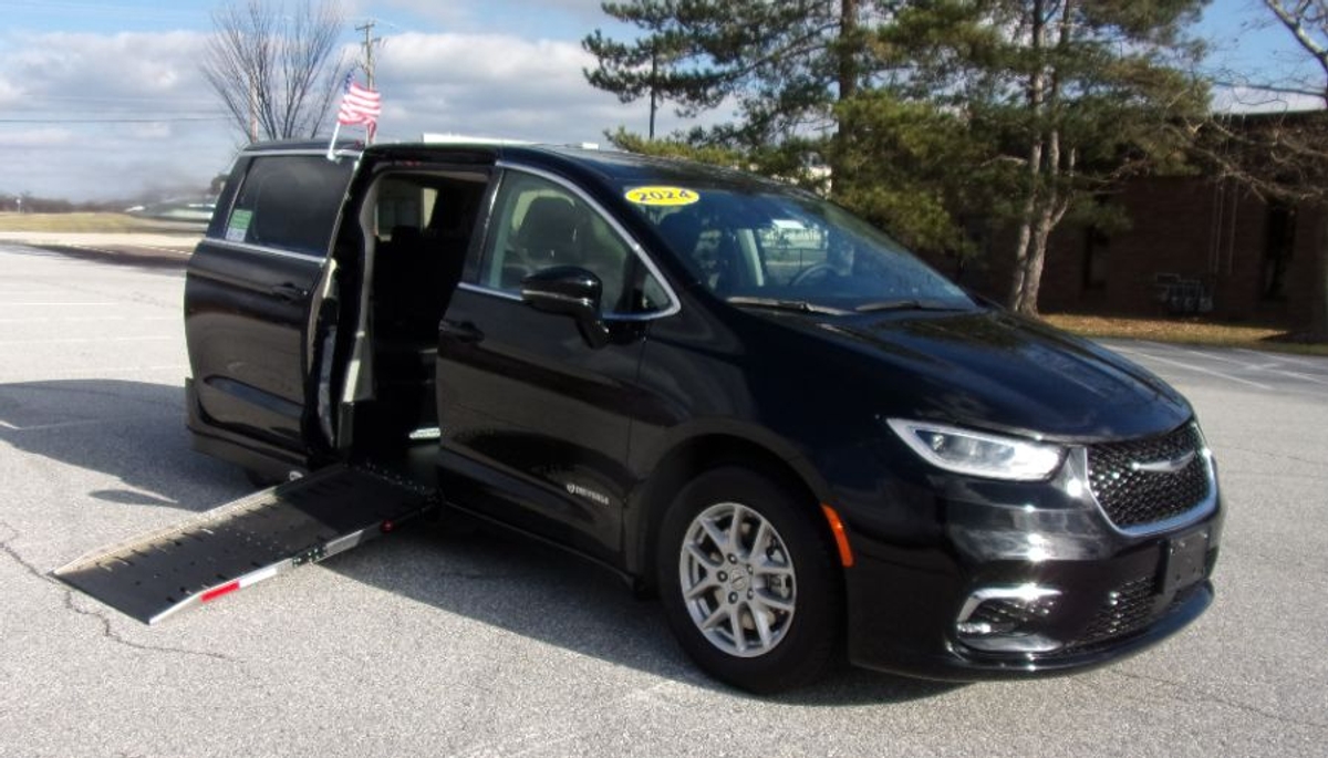 2024 CHRYSLER PACIFICA - Image 2