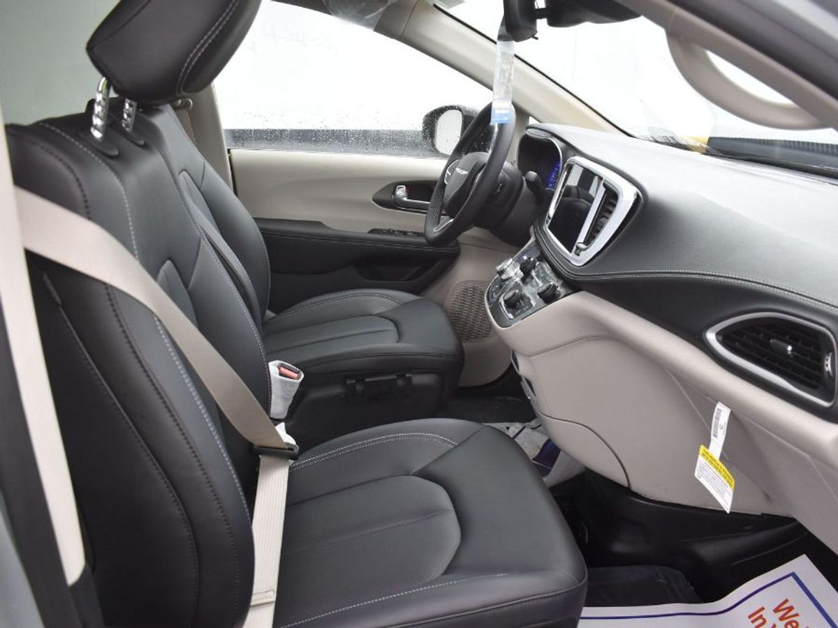 Silver Chrysler Pacifica image number 1