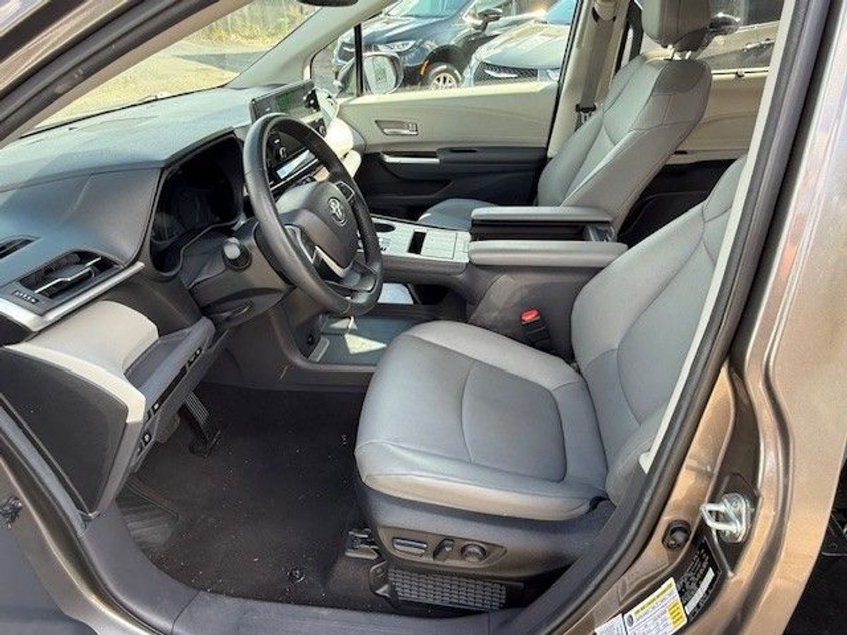Grey Toyota Sienna image number 9