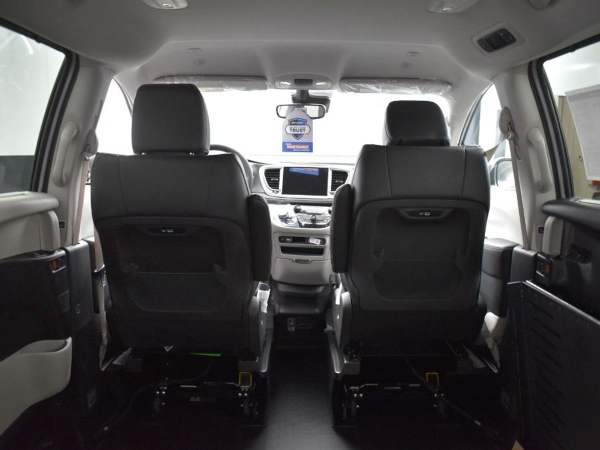 Silver Chrysler Pacifica image number 7