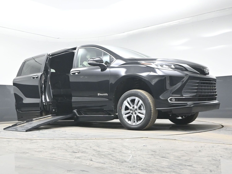 New 2026 Toyota Sienna Hybrid Limited - BraunAbility Side Entry Fold Out Automatic Ramp