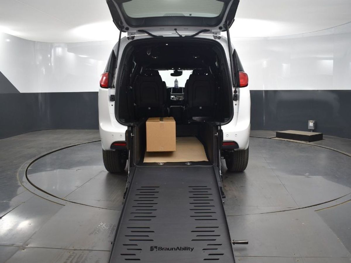 2025 CHRYSLER VOYAGER - Image 10