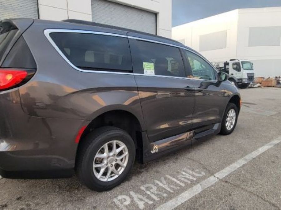 Grey Chrysler Voyager image number 16