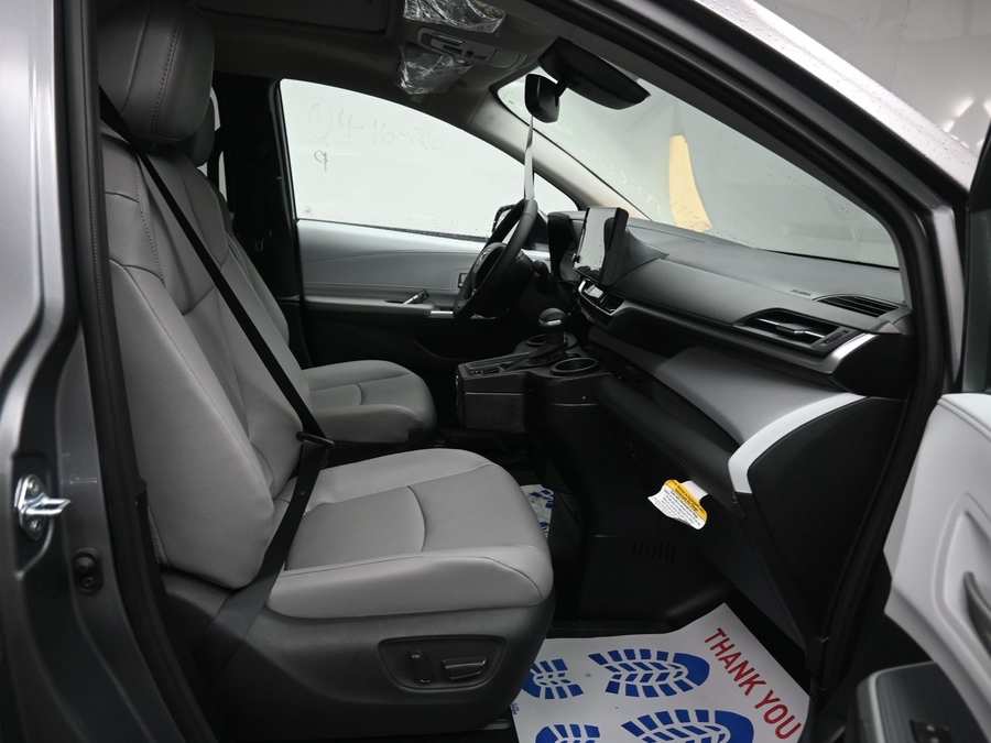 Grey Toyota Sienna image number 5