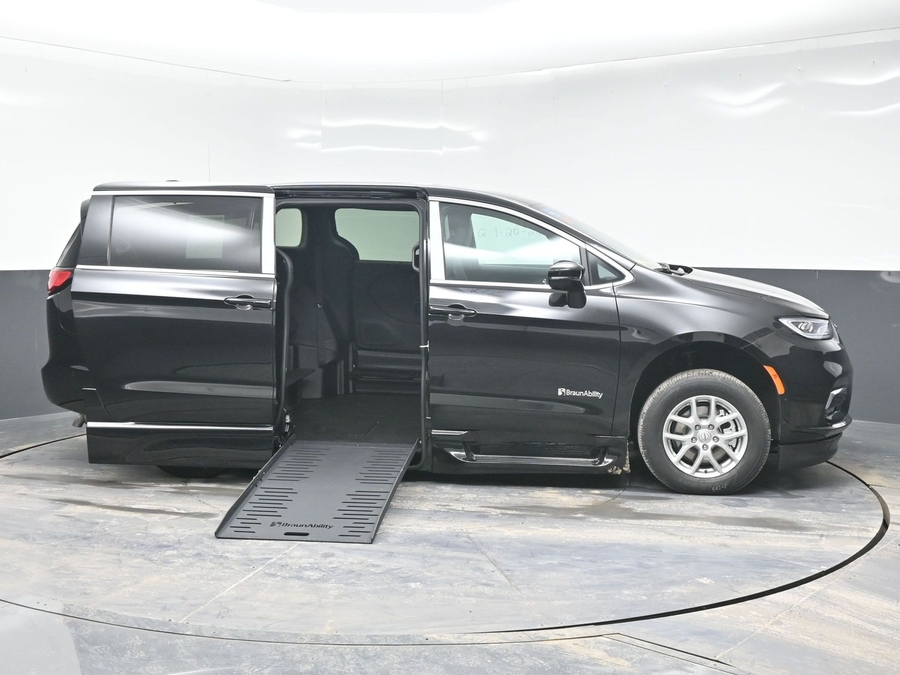 Black Chrysler Pacifica image number 5