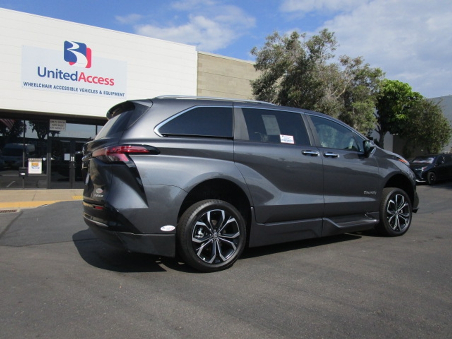 New 2025 Toyota Sienna Hybrid Platinum - BraunAbility Side Entry Entry Fold Out Automatic Ramp