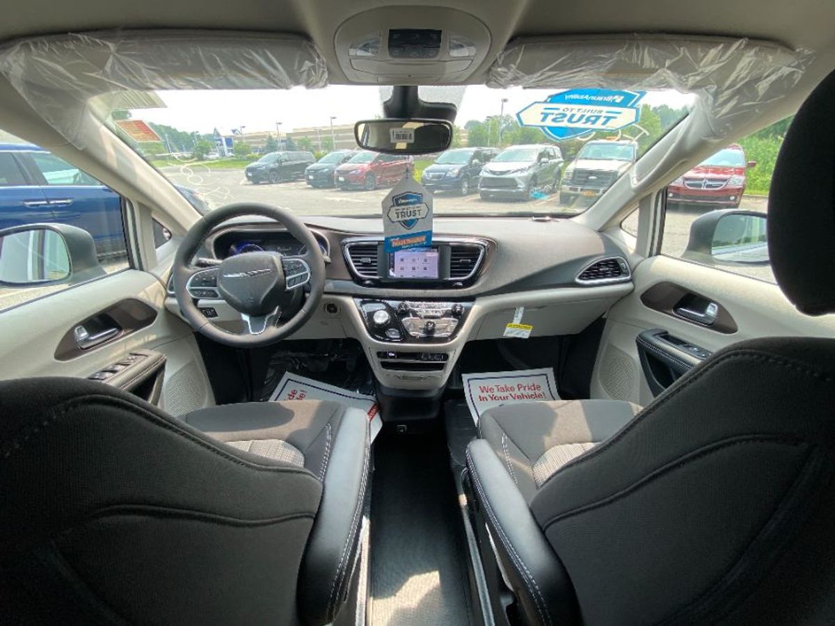 Silver Chrysler Voyager image number 8