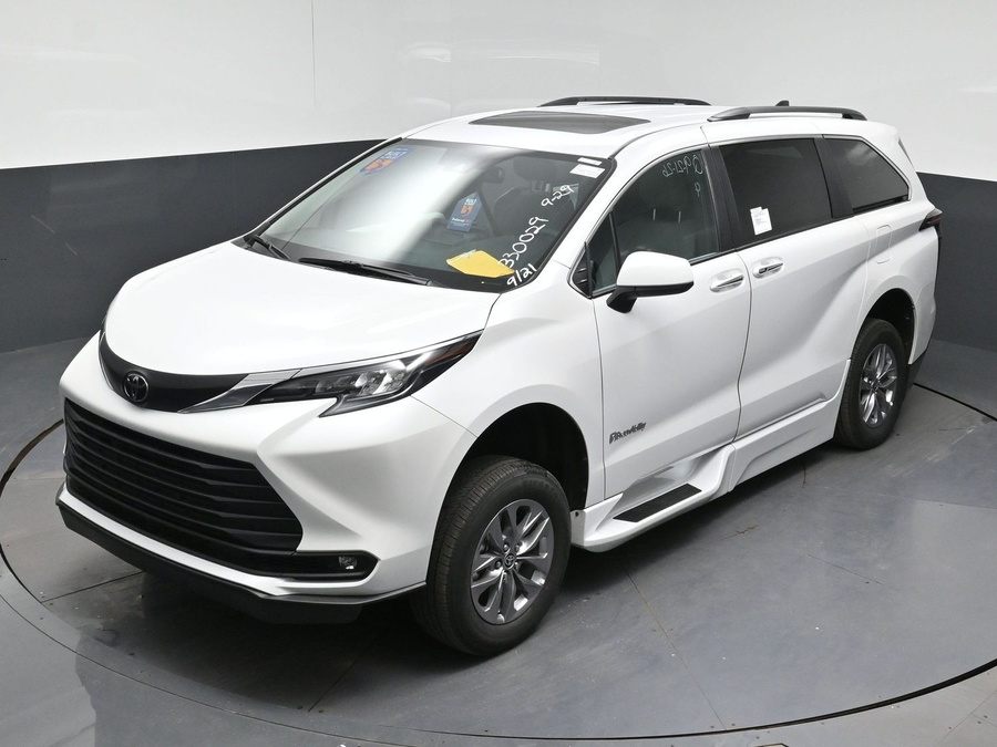 White Toyota Sienna image number 7