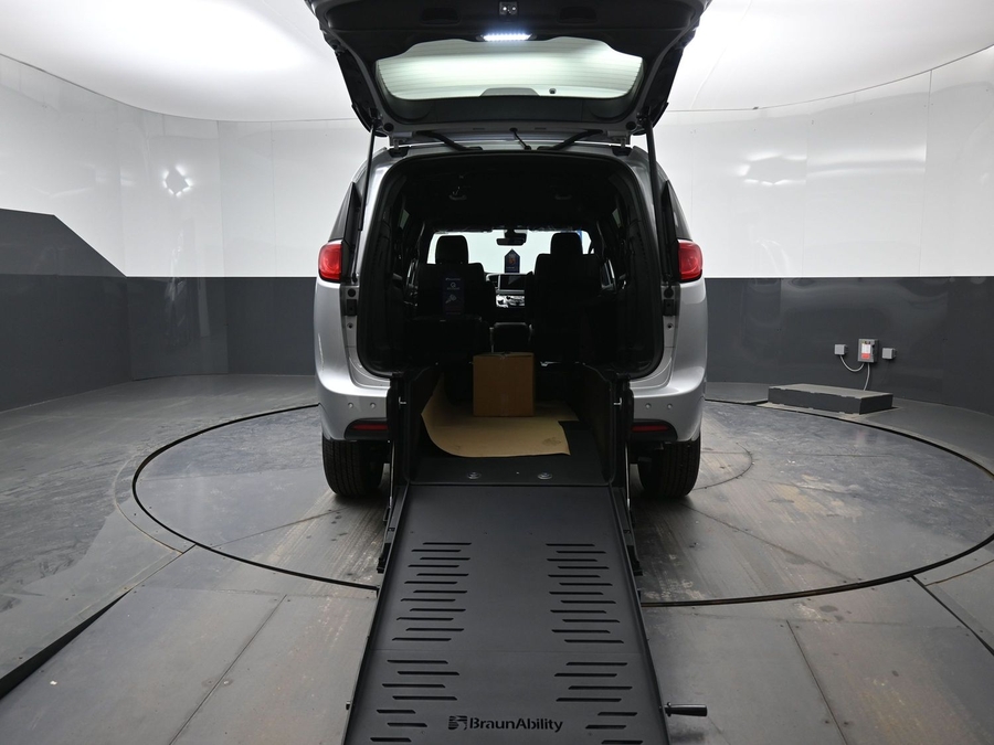 Silver Chrysler Voyager image number 9