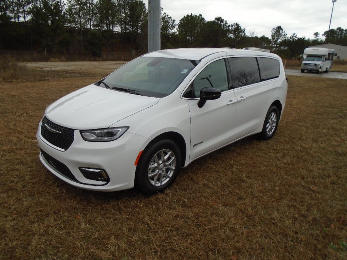 White Chrysler Pacifica image number 16