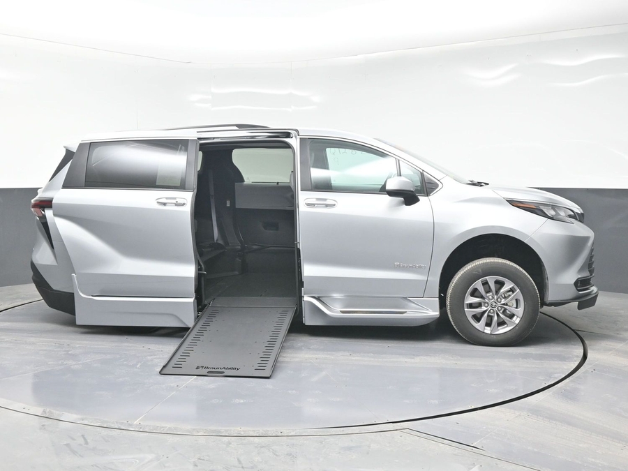 New 2025 Toyota Sienna Hybrid XLE Plus - BraunAbility Side Entry Entry In Floor Automatic Ramp