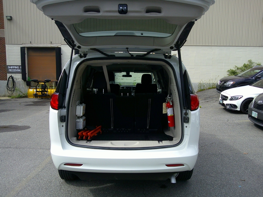 White Chrysler Voyager image number 18