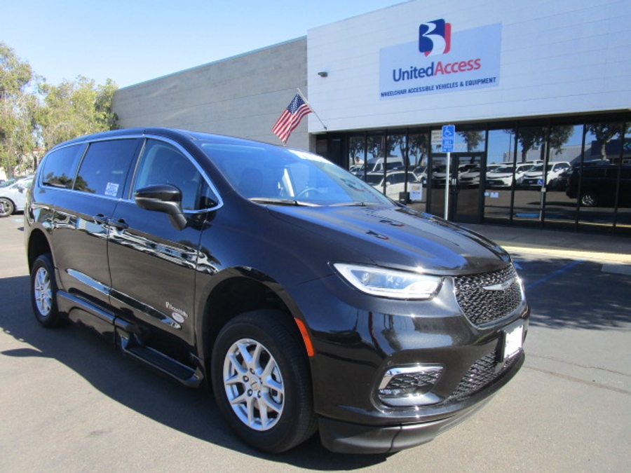 Used 2023 Chrysler Pacifica Touring L - BraunAbility Side Entry Entry In Floor Automatic Ramp