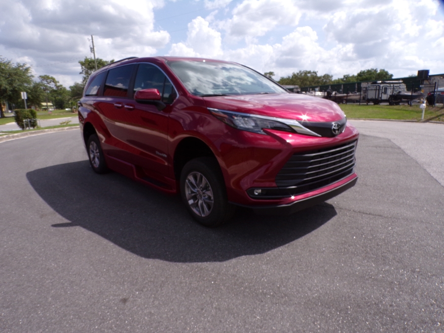 2026 Toyota Sienna XLE 7-Passenger Hybrid FWD's photo