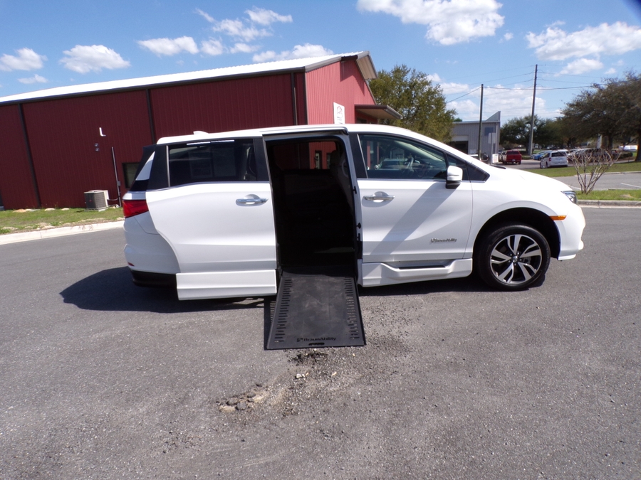 White Honda Odyssey image number 10