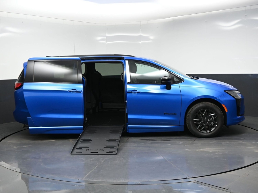 New 2027 Chrysler Pacifica Select Sport - BraunAbility Side Entry Fold Out Automatic Ramp