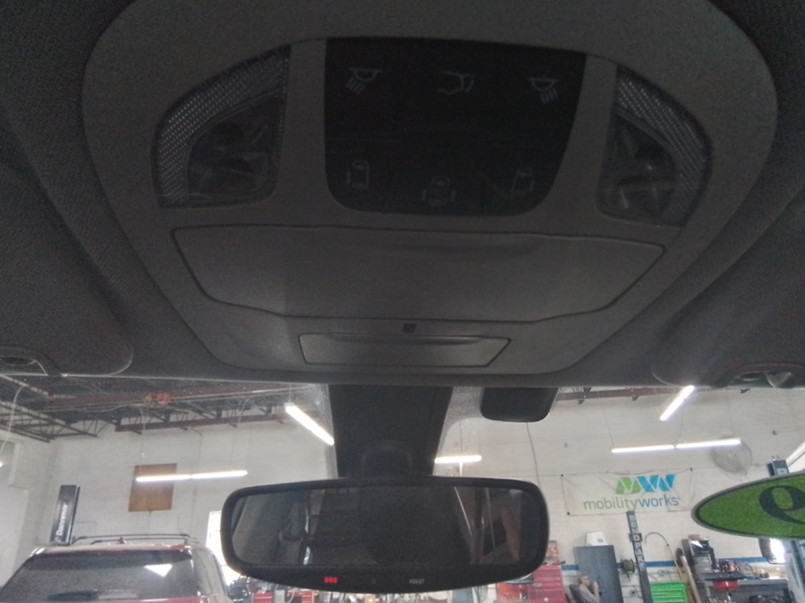 Silver Chrysler Pacifica image number 12