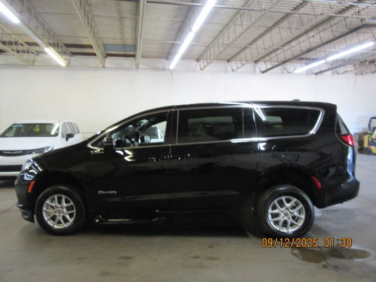 Black Chrysler Pacifica image number 2