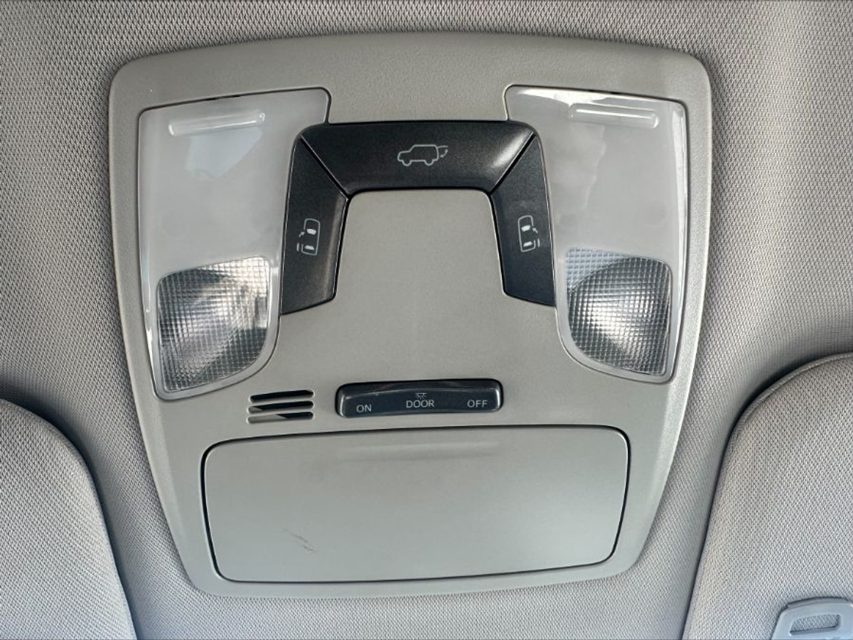 Silver Toyota Sienna image number 12