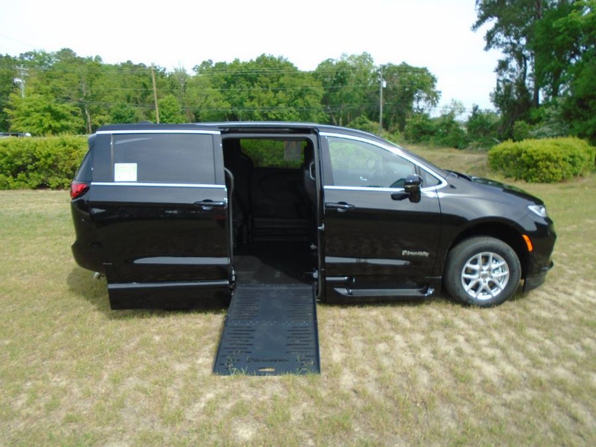 Chrysler Pacifica negro con rampa plegable automática de entrada lateral