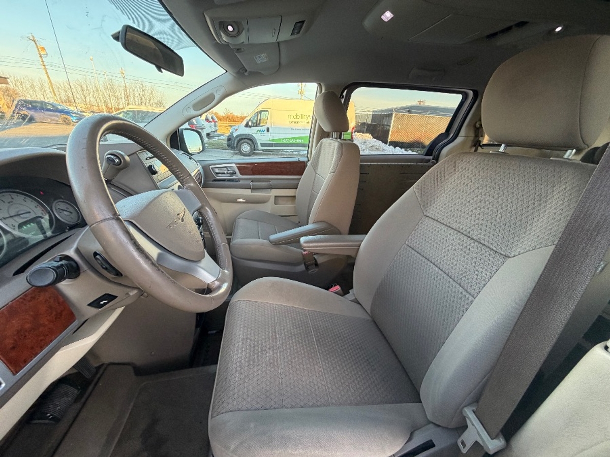 2009 CHRYSLER TOWN AND COUNTRY - Image 19