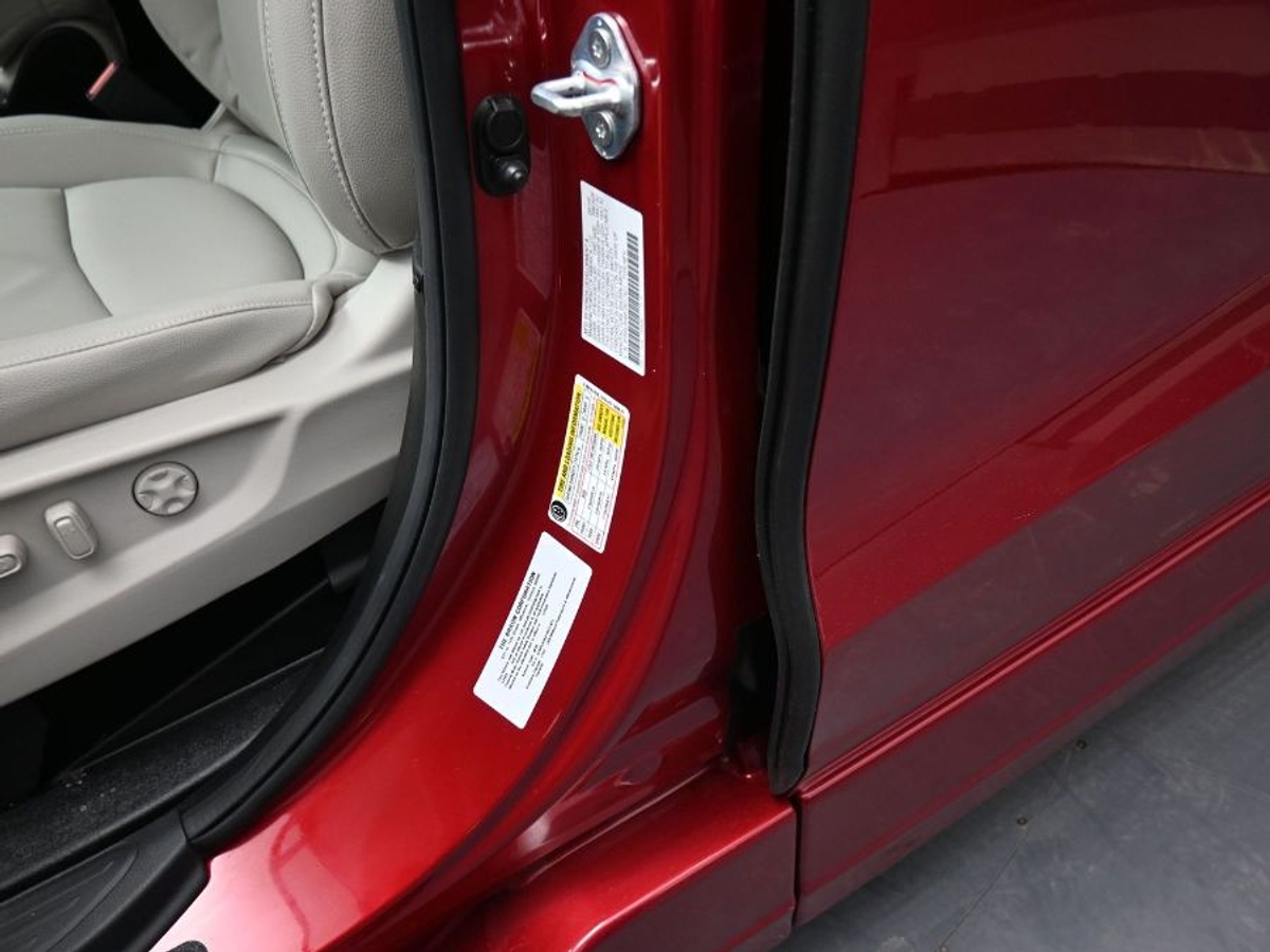 Red Honda Odyssey image number 21