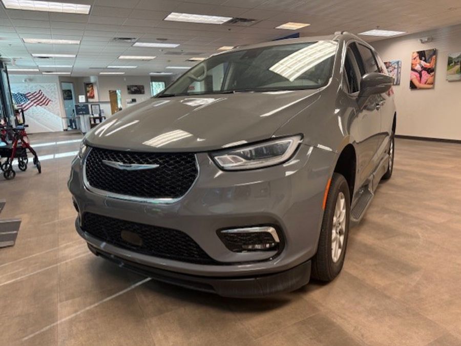 Used 2022 Chrysler Pacifica Touring L - BraunAbility Side Entry Entry Fold Out Automatic Ramp