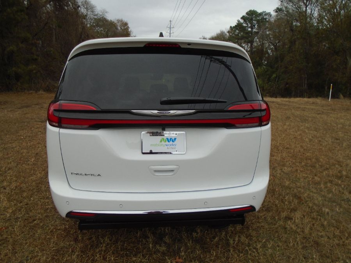 White Chrysler Pacifica image number 19