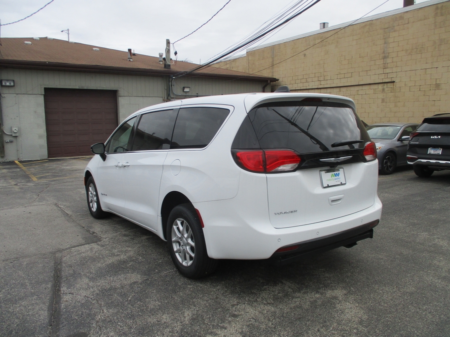 White Chrysler Voyager image number 3