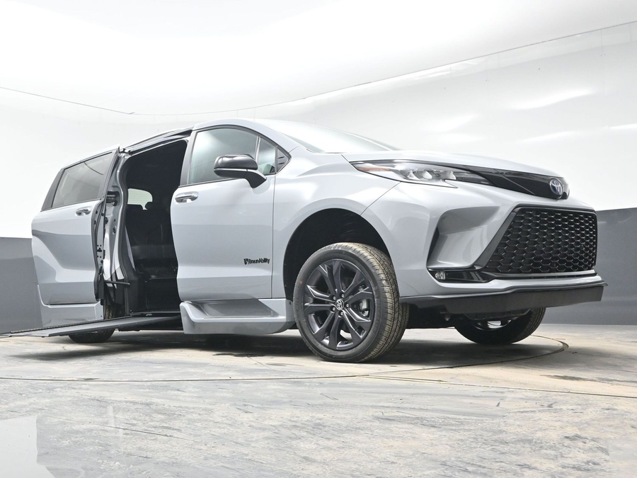 New 2025 Toyota Sienna Hybrid XSE Sport - BraunAbility Side Entry Entry In Floor Automatic Ramp