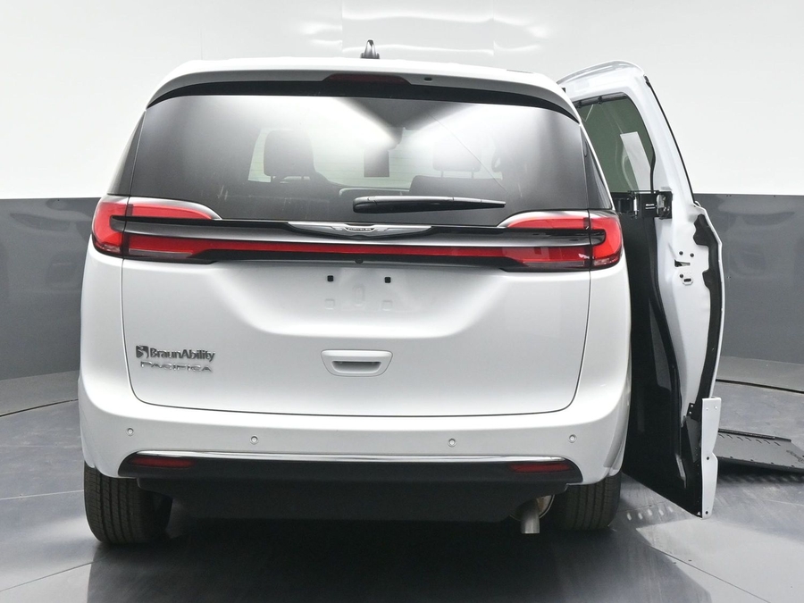 New 2025 Chrysler Pacifica Select Safety - BraunAbility Side Entry Entry In Floor Automatic Ramp