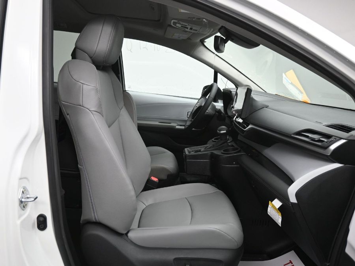 2025 TOYOTA SIENNA - Image 6