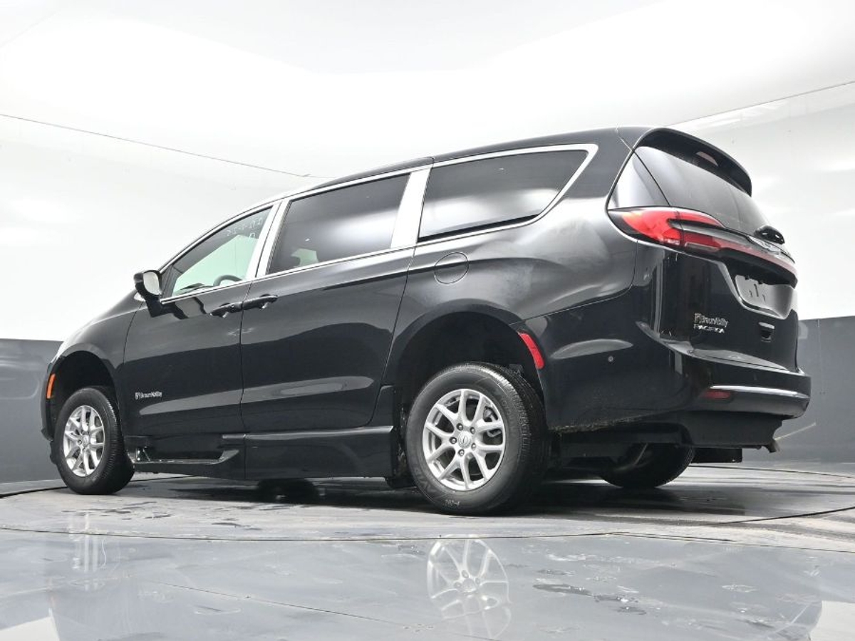 Black Chrysler Pacifica image number 21