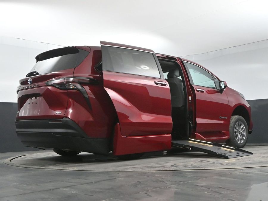 New 2025 Toyota Sienna Hybrid XLE Base - BraunAbility Side Entry Entry Fold Out Automatic Ramp