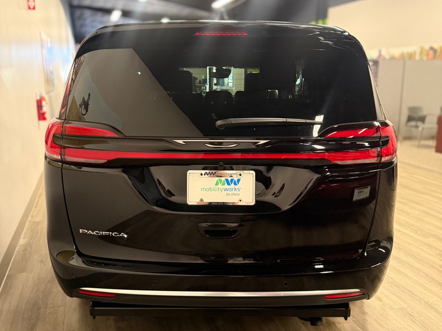 Black Chrysler Pacifica image number 15