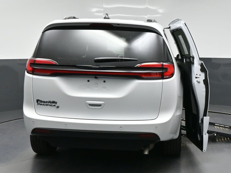 White Chrysler Voyager image number 12