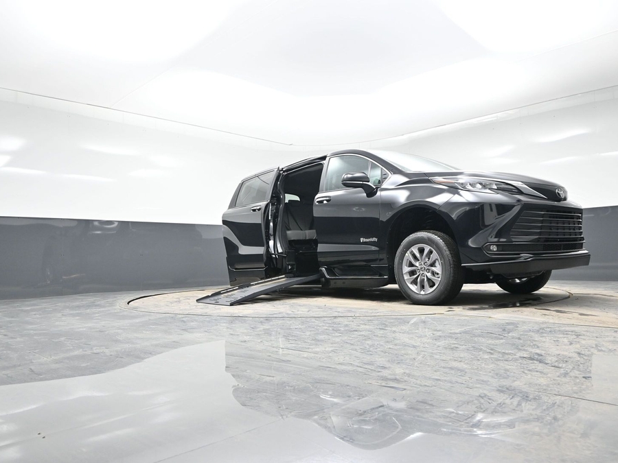 New 2026 Toyota Sienna Hybrid XLE Base - BraunAbility Side Entry Entry Fold Out Automatic Ramp