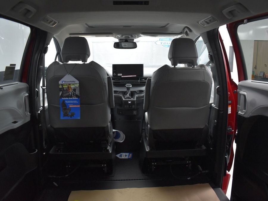 New 2025 Toyota Sienna Hybrid XLE Plus - BraunAbility Side Entry Entry In Floor Automatic Ramp