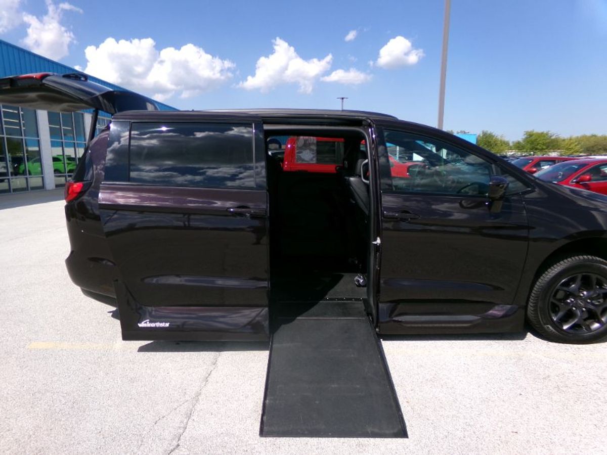 2019 Chrysler Pacifica Touring L Plus's photo