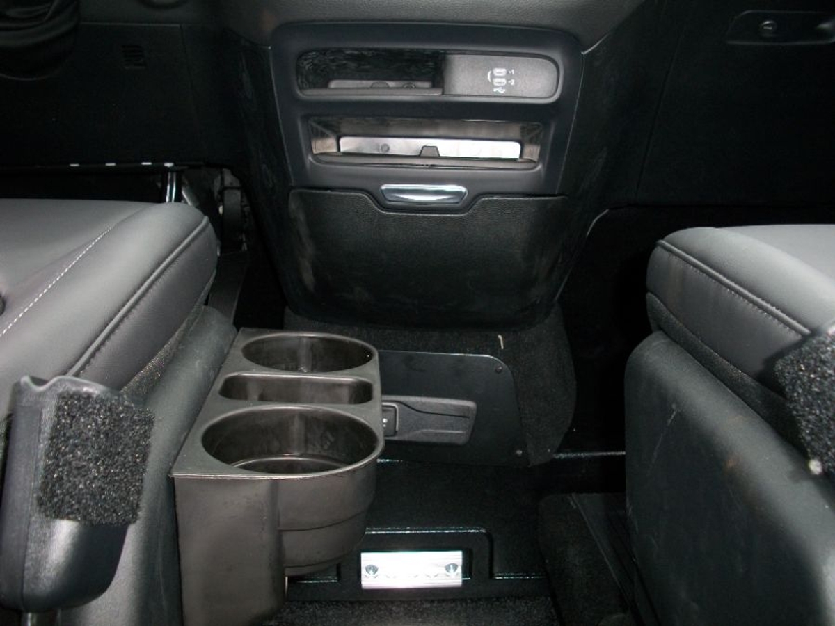 Black Chrysler Pacifica image number 9