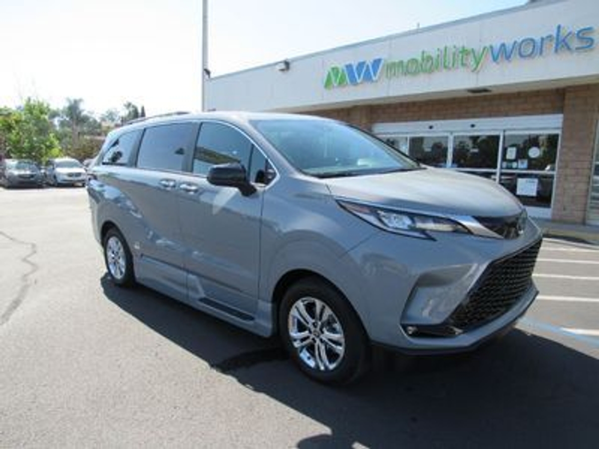 2023 TOYOTA SIENNA - Image 3