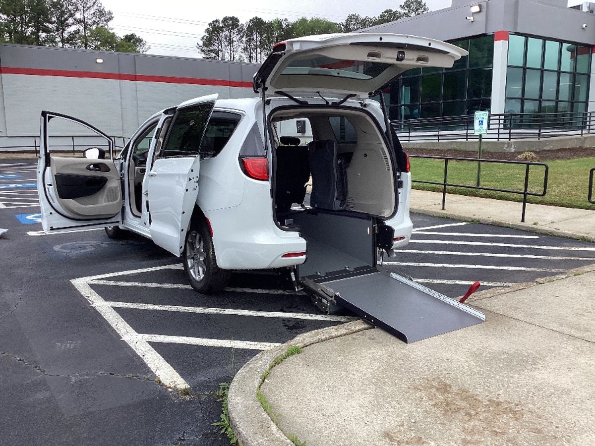 White Chrysler Voyager image number 17