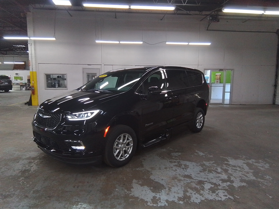 Black Chrysler Pacifica image number 27