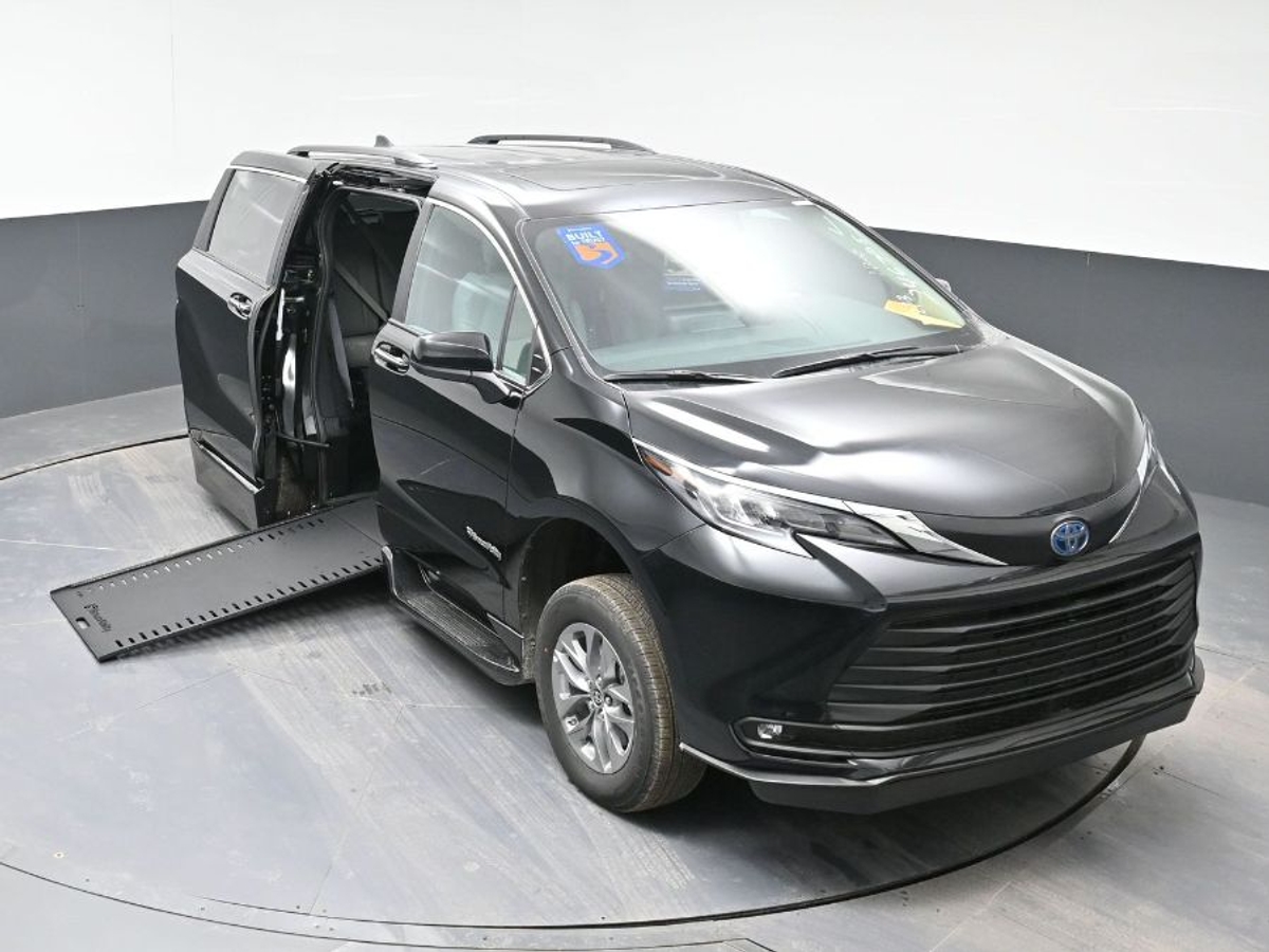 Black Toyota Sienna image number 22