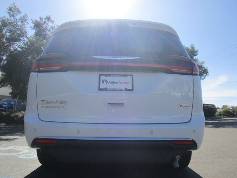 New 2025 Chrysler Pacifica Select Safety - BraunAbility Side Entry Entry Fold Out Automatic Ramp