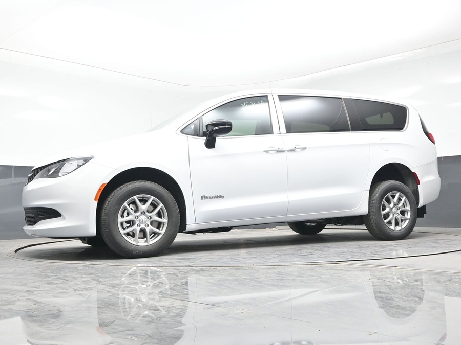 White Chrysler Voyager image number 23